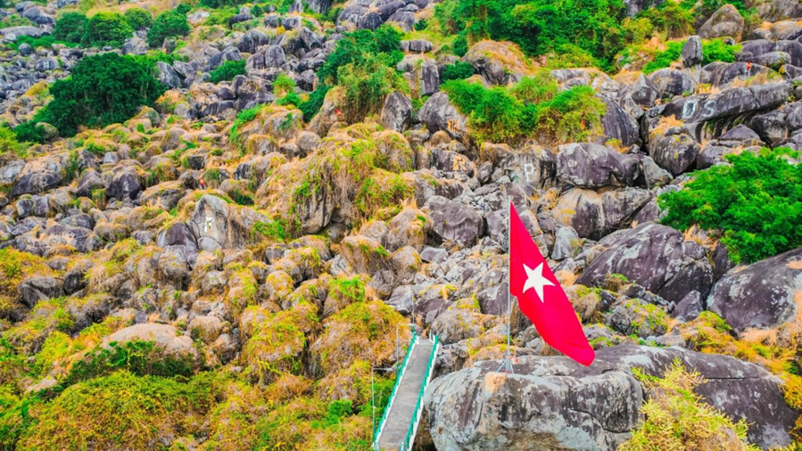 Đồi Tức Dụp hiện lên với tầng tầng lớp lớp đá núi, hòa quyện cùng sắc xanh bất tận của rừng cây.