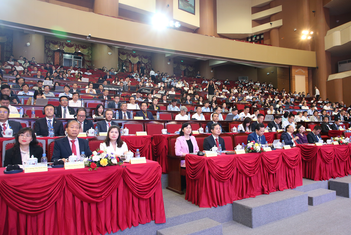 Các đại biểu tham dự tại diễn đàn.