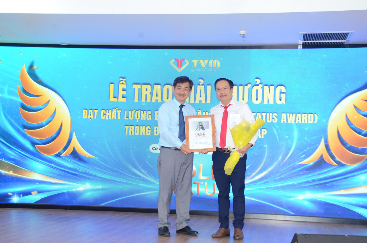 PGS.TS.BS Nguyễn Huy Thắng – Phó Chủ tịch Hội Đột quỵ Việt Nam trao Chứng nhận đạt chuẩn chất lượng điều trị Vàng cho Bệnh viện Đa khoa Thanh Vũ Medic Bạc Liêu.