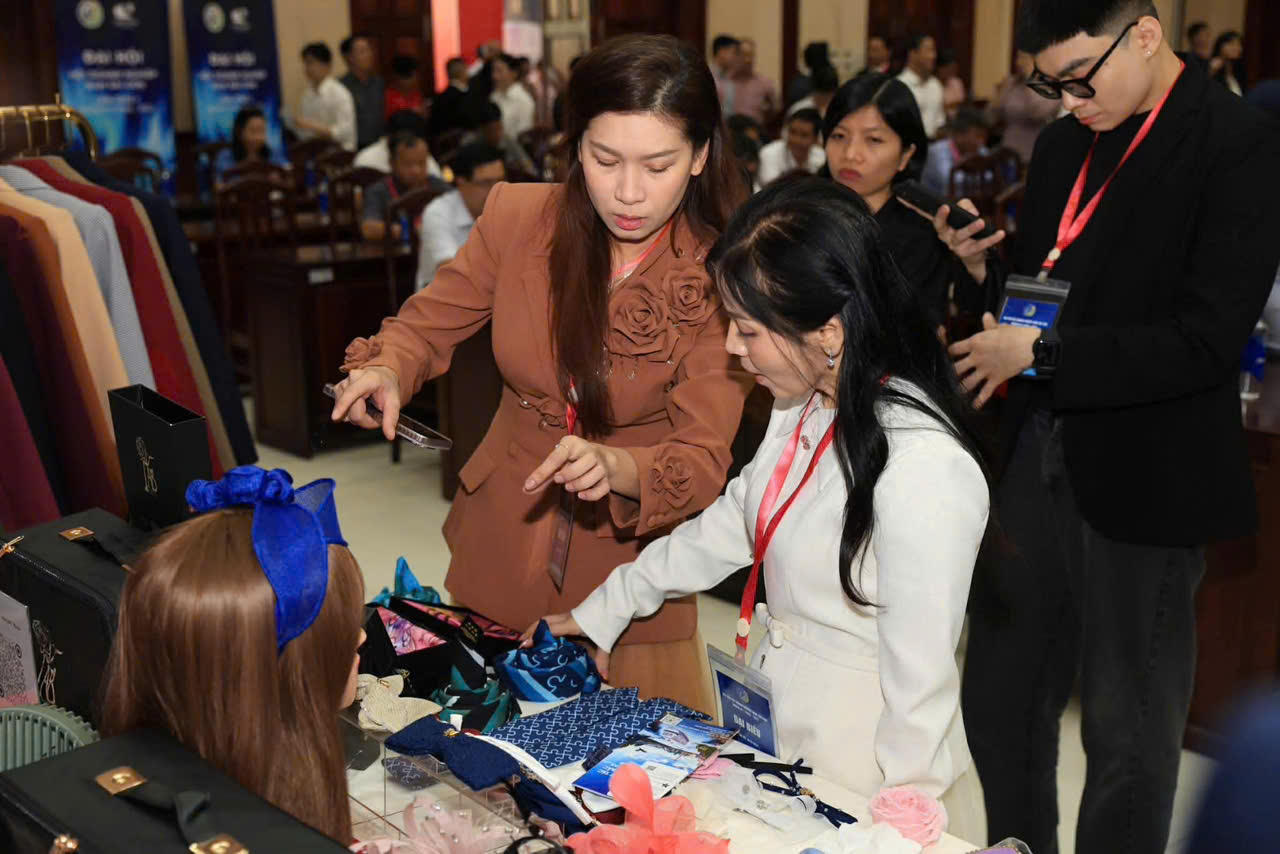 Khu gian hàng giao thương với hơn 20 đơn vị tham gia trưng bày.