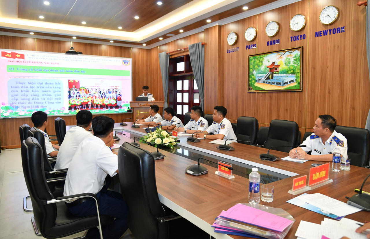 Thiếu tướng Nguyễn Văn Dũng - Bí thư Đảng ủy, Chính ủy Bộ Tư lệnh Vùng Cảnh sát biển 4 trực tiếp theo dõi các thí sinh thi thực hành tuyên truyền