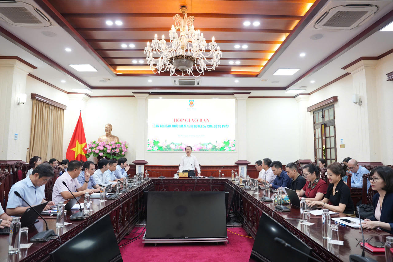 Quang cảnh cuộc họp.