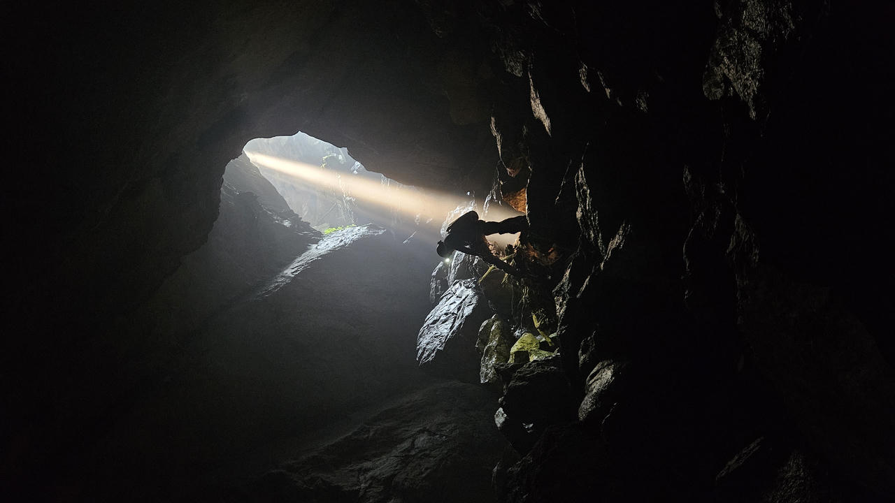 Hang Má Dơm có độ sâu lớn, phát triển theo dạng thẳng đứng.