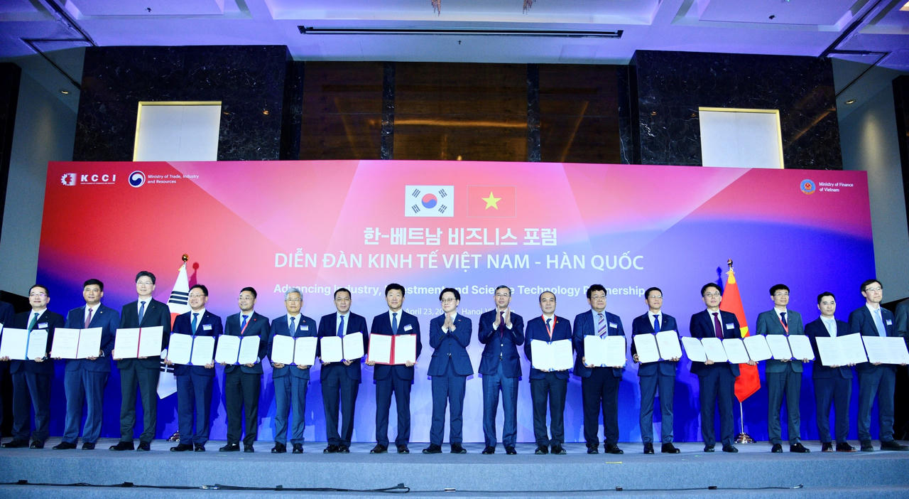 Tổng Giám đốc Agribank Phạm Toàn Vượng (thứ hai từ trái sang) cùng các doanh nghiệp nhận văn bản ký kết hợp tác giữa các doanh nghiệp và tổ chức hai nước.