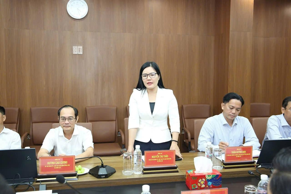 Bà Nguyễn Thị Thảo, Phó Bí thư Đảng ủy, Chủ tịch UBND xã Vĩnh Lộc phát biểu tại buổi làm việc