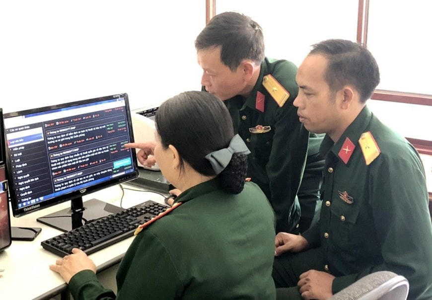 Cán bộ quân sự tìm hiểu văn bản quy phạm pháp luật trên cơ sở dữ liệu pháp luật về quân sự, quốc phòng. (Ảnh: Thuận An)