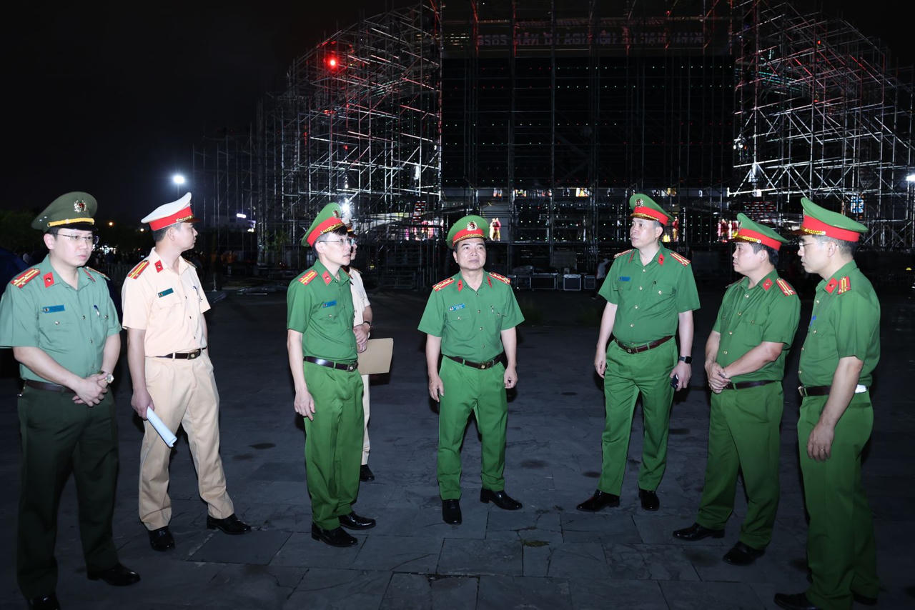 Bên cạnh nhiệm vụ chuyên môn, Công an tỉnh Ninh Bình yêu cầu cán bộ, chiến sĩ chấp hành nghiêm điều lệnh, giữ vững kỷ luật, nâng cao tinh thần trách nhiệm và thái độ phục vụ Nhân dân.