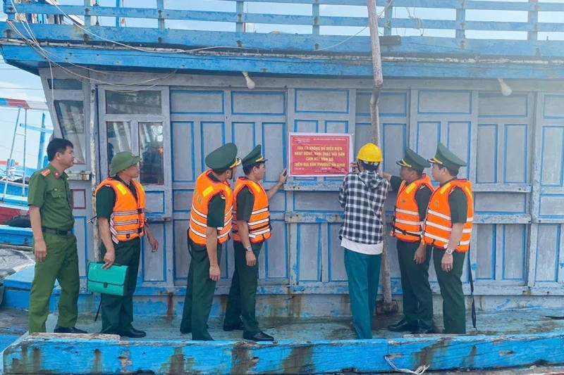 Lực lượng chức năng tiến hành đóng biển cấm đi khai thác và ký cam kết nằm bờ đối với các tàu không đủ điều kiện đi khai thác.