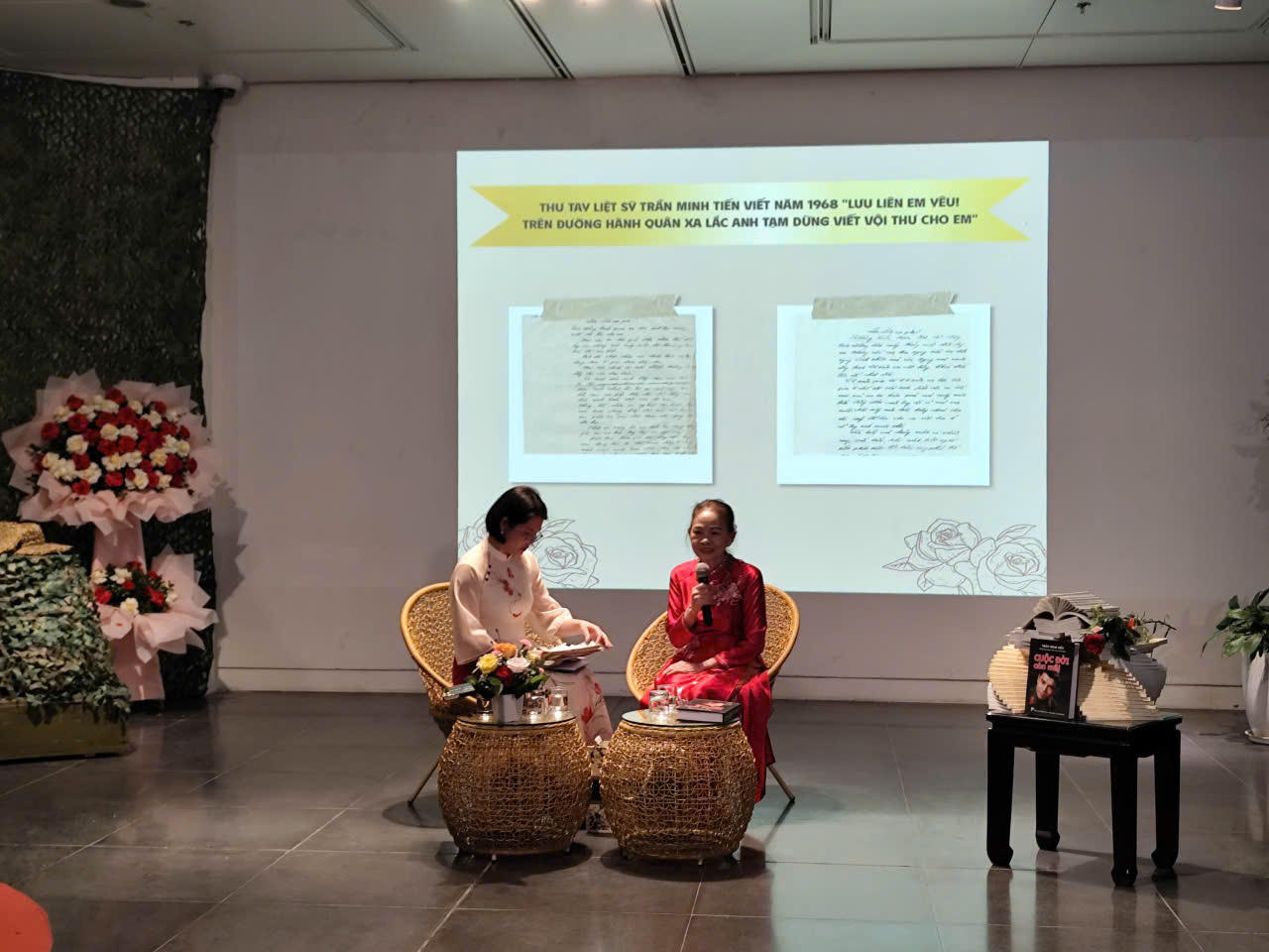 Năm tháng đã trôi qua, nhưng bà Vũ Thị Lui vẫn trân trọng lưu giữ những ký ức và kỷ vật của người yêu liệt sĩ.&nbsp;