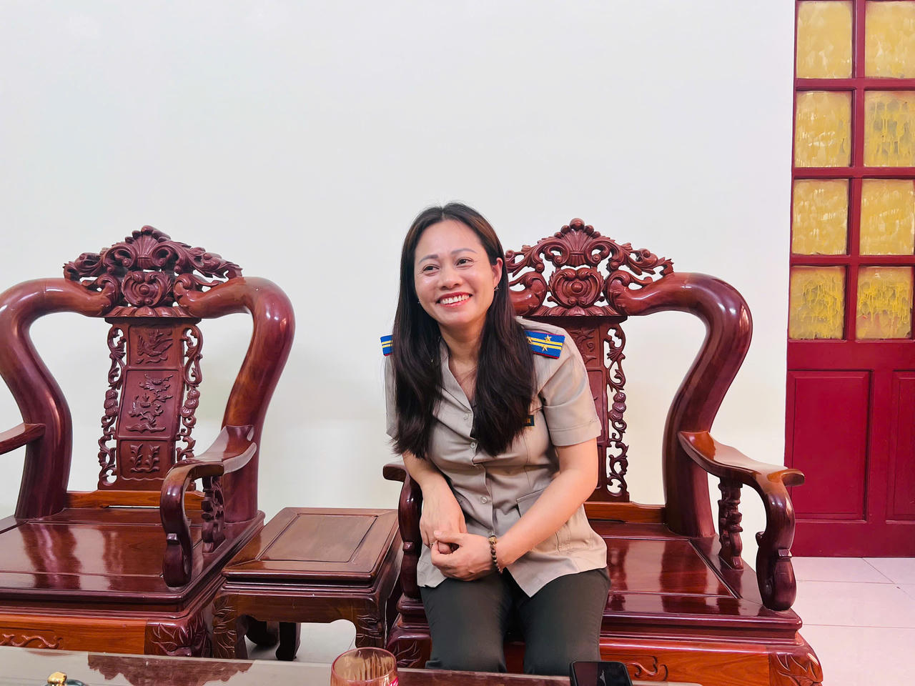 Chị Nguyễn Thị Bốn đón chúng tôi với nụ cười nhẹ; vóc dáng thanh mảnh, giọng nói trầm ấm, toát lên sự điềm tĩnh, chắc chắn và bản lĩnh của người dày dạn kinh nghiệm trong thi hành án dân sự...