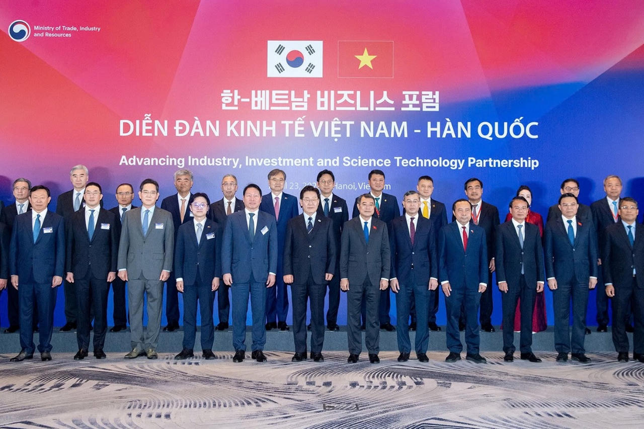 Thủ tướng Chính phủ Việt Nam Lê Minh Hưng và Tổng thống Hàn Quốc Lee Jae Myung chụp ảnh lưu niệm cùng đại diện lãnh đạo các tập đoàn, doanh nghiệp hai nước.