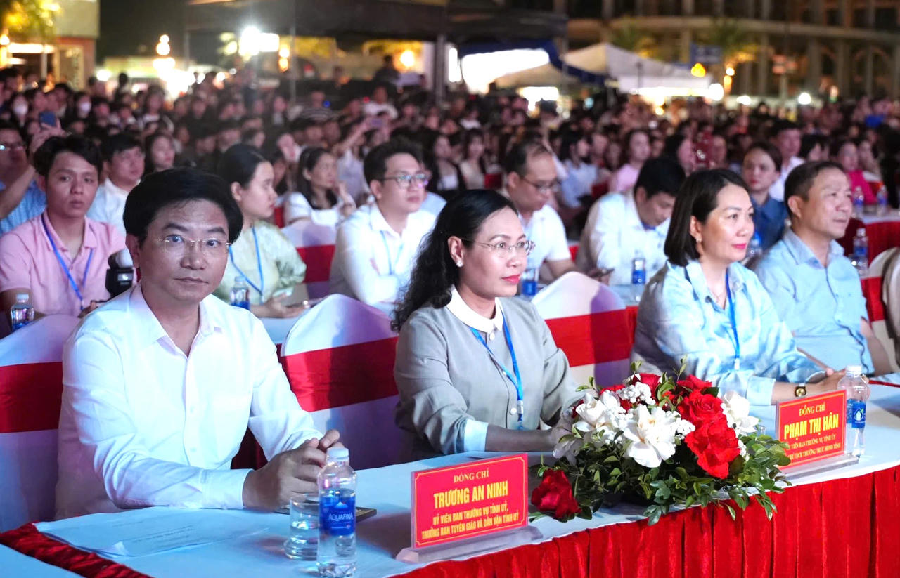 Hàng nghìn người “cháy” cùng đêm nghệ thuật mở màn du lịch Quảng Trị 2026