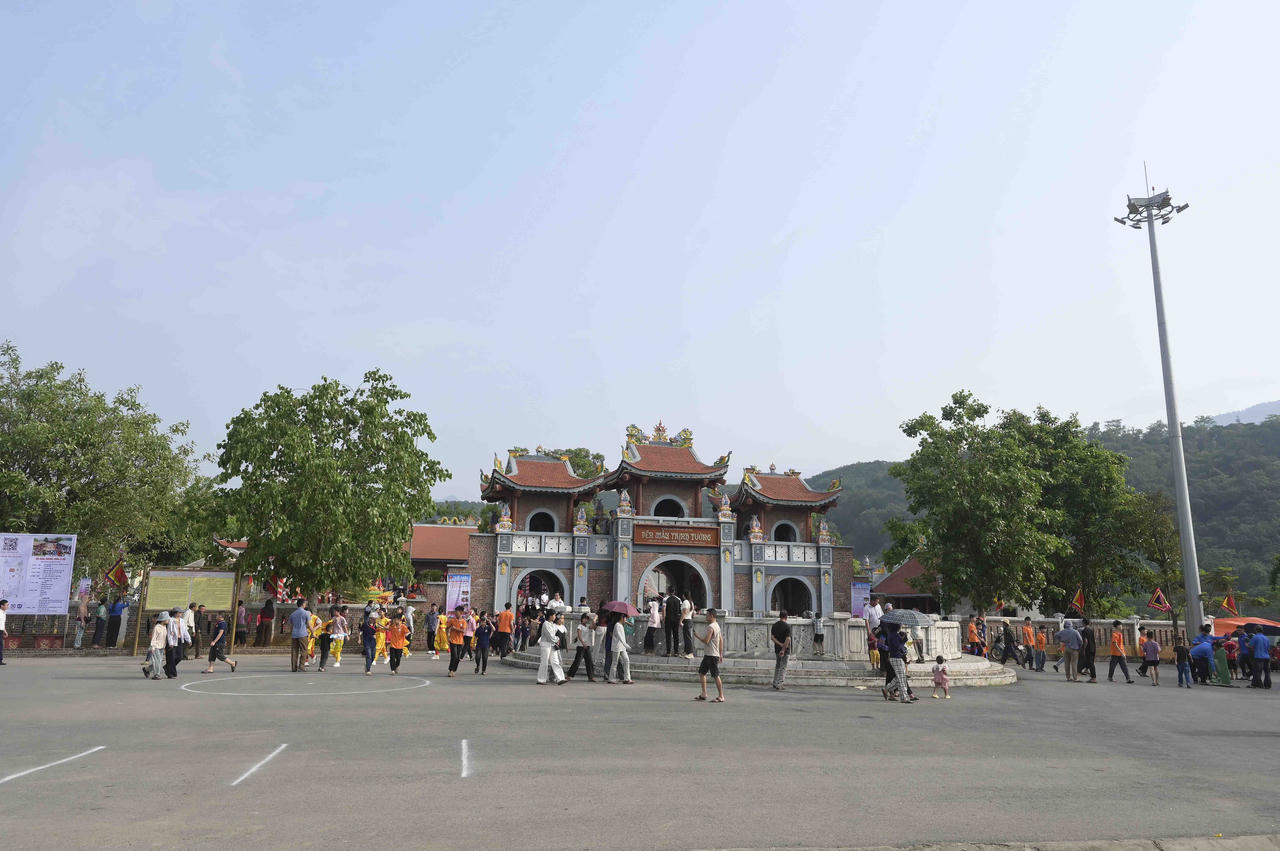 Đền Mẫu Trịnh Tường thờ Thánh Mẫu Thượng Ngàn - vị Thánh Mẫu thứ hai trong Tam tòa Thánh Mẫu.