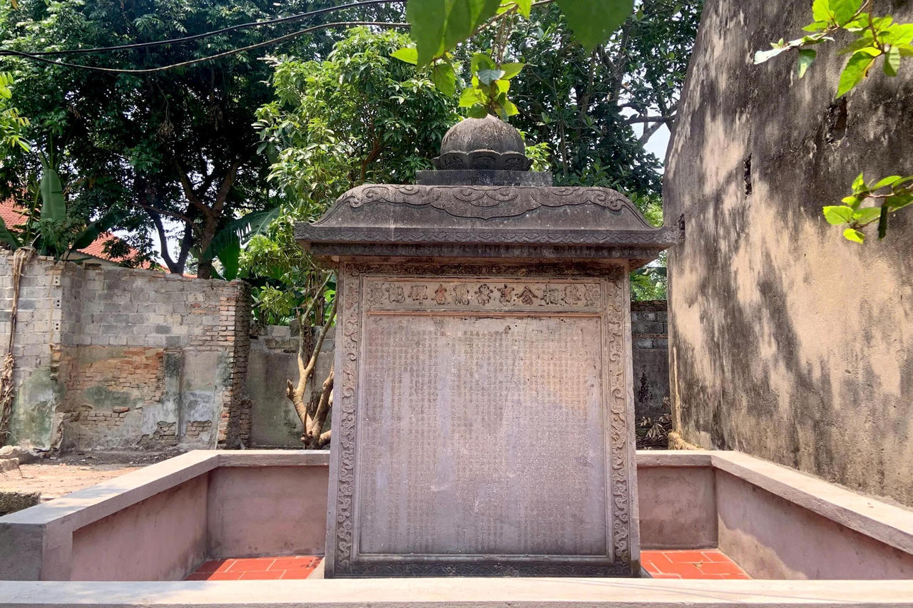 Tấm bia "Lê Tướng công sự nghiệp huân sanh bi ký”.