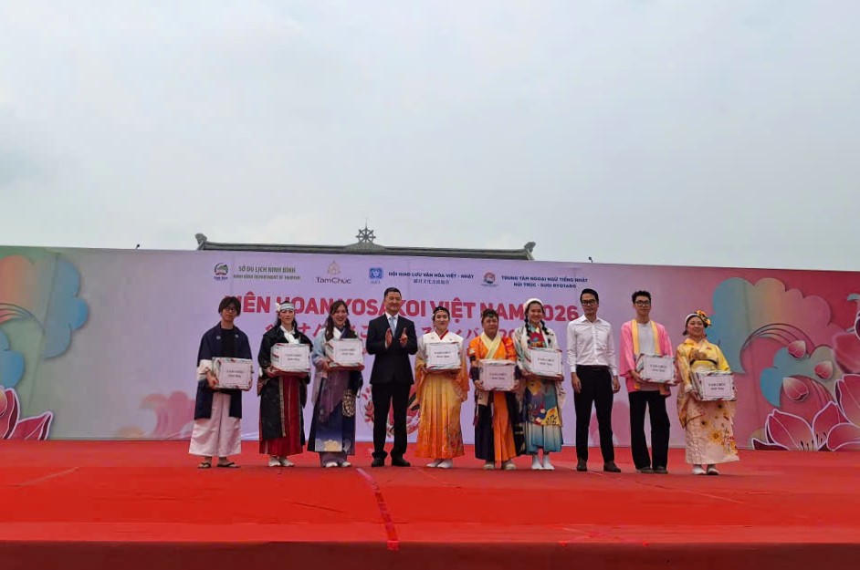 Đại diện cho Ban Tổ chức, ông Bùi Văn Mạnh, Giám đốc Sở Du lịch tỉnh Ninh Bình trao quà cho các đơn vị.