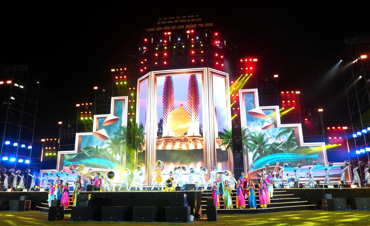 Tiết mục mở màn được dàn dựng công phu, tạo ấn tượng với khán giả.