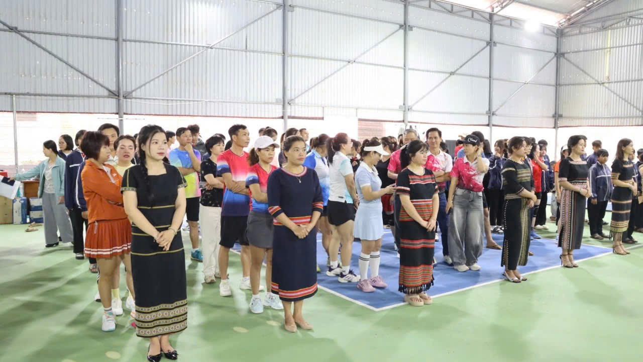 Đông đảo người dân và vận động viên tham gia, cổ vũ giải đấu, lan tỏa tinh thần thể thao gắn với hoạt động thiện nguyện.