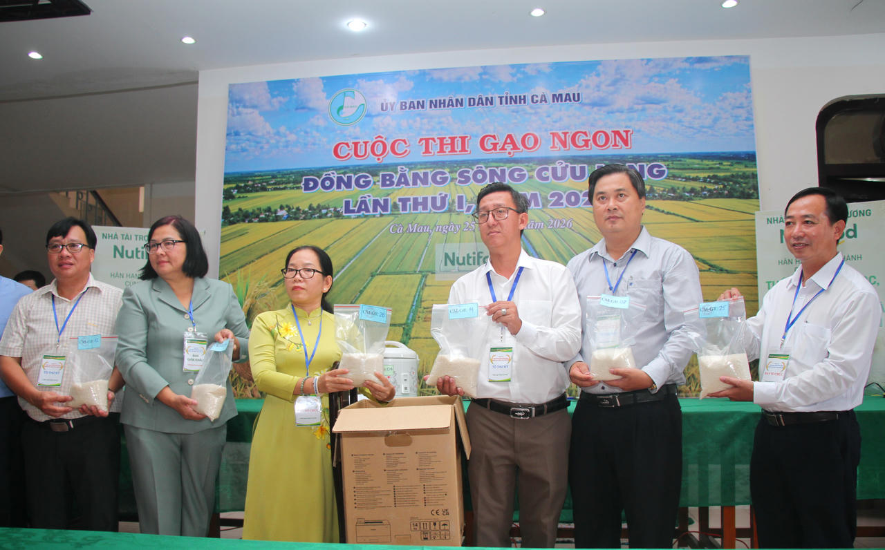 Ban Giám khảo kiểm tra niêm phong các mẫu gạo tham gia Cuộc thi.