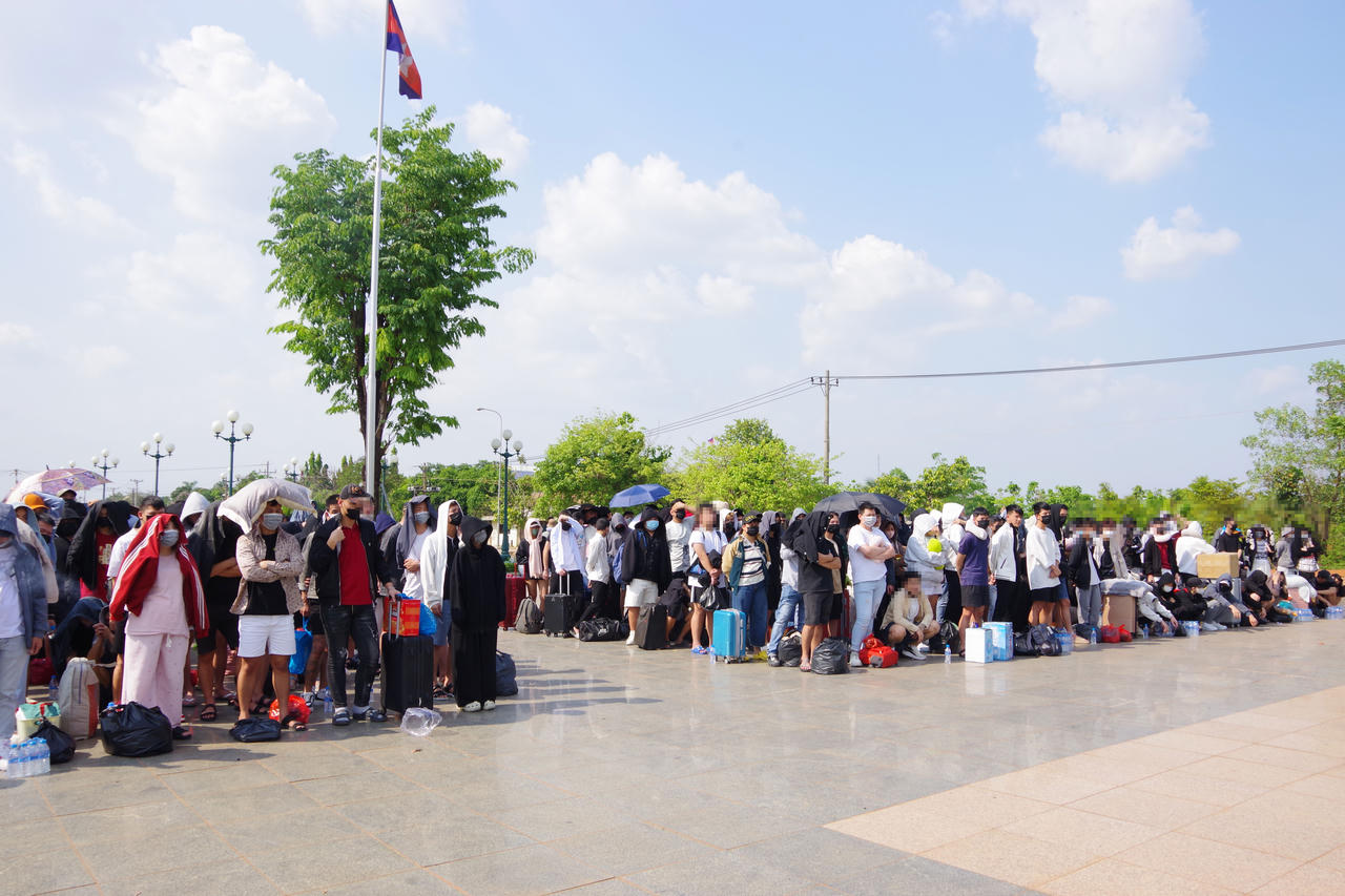 Các công dân Việt Nam được lực lượng chức năng Campuchia trao trả qua cửa khẩu quốc tế Hoa Lư, tỉnh Đồng Nai. Ảnh: Thế Cường