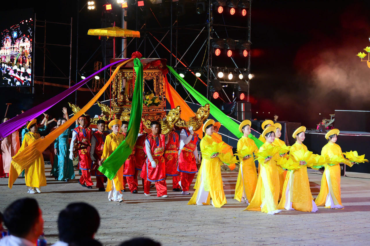 Tái hiệu lễ rước trong Lễ hội Đền Mai Bảng. Ảnh: Võ Khánh