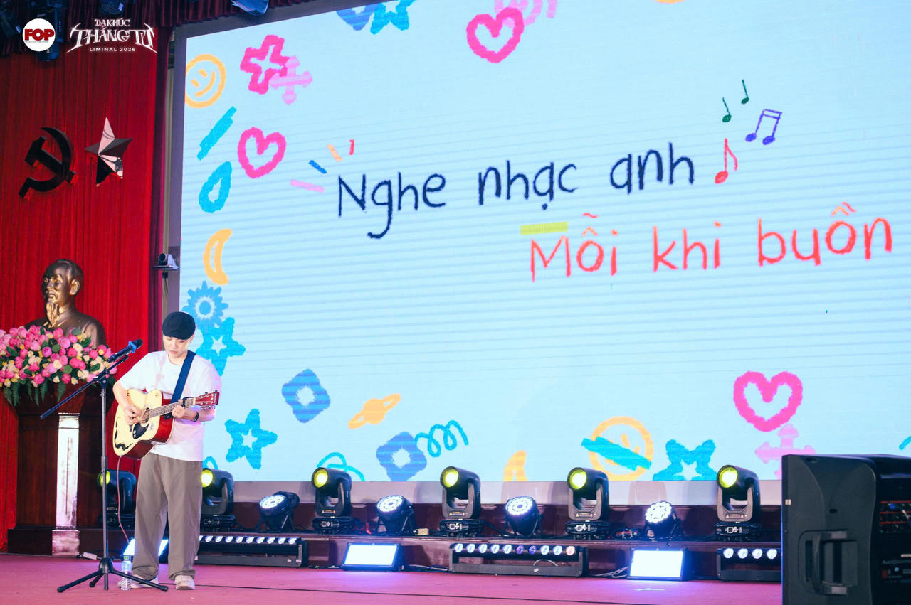 Nam ca sĩ Kiên Trịnh mang đến không gian âm nhạc đậm chất indie qua ca khúc “Nghe nhạc anh mỗi khi buồn”. (Ảnh: BTC)