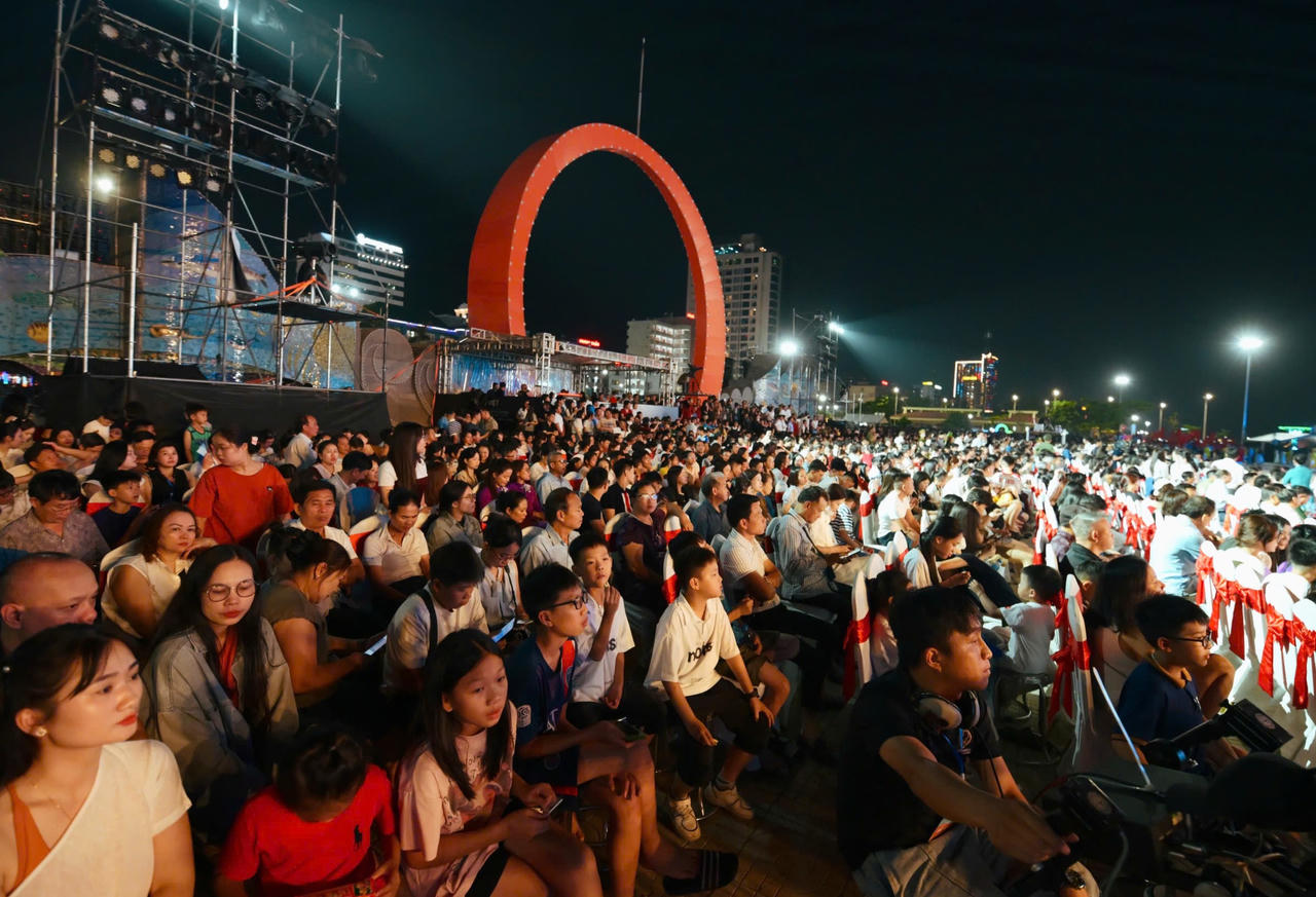 Chương trình thu hút đông đảo nhân dân và du khách tham dự.&nbsp;