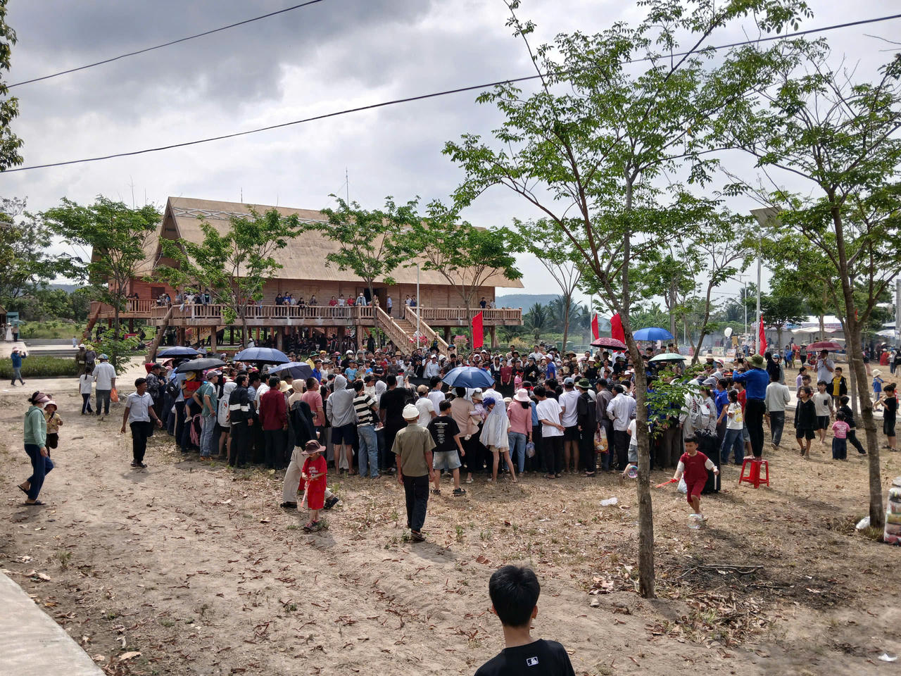 Đông đảo người dân và du khách tham gia Lễ cầu mưa Yang Pơtao Apui của người Jrai tại xã Chư A Thai.