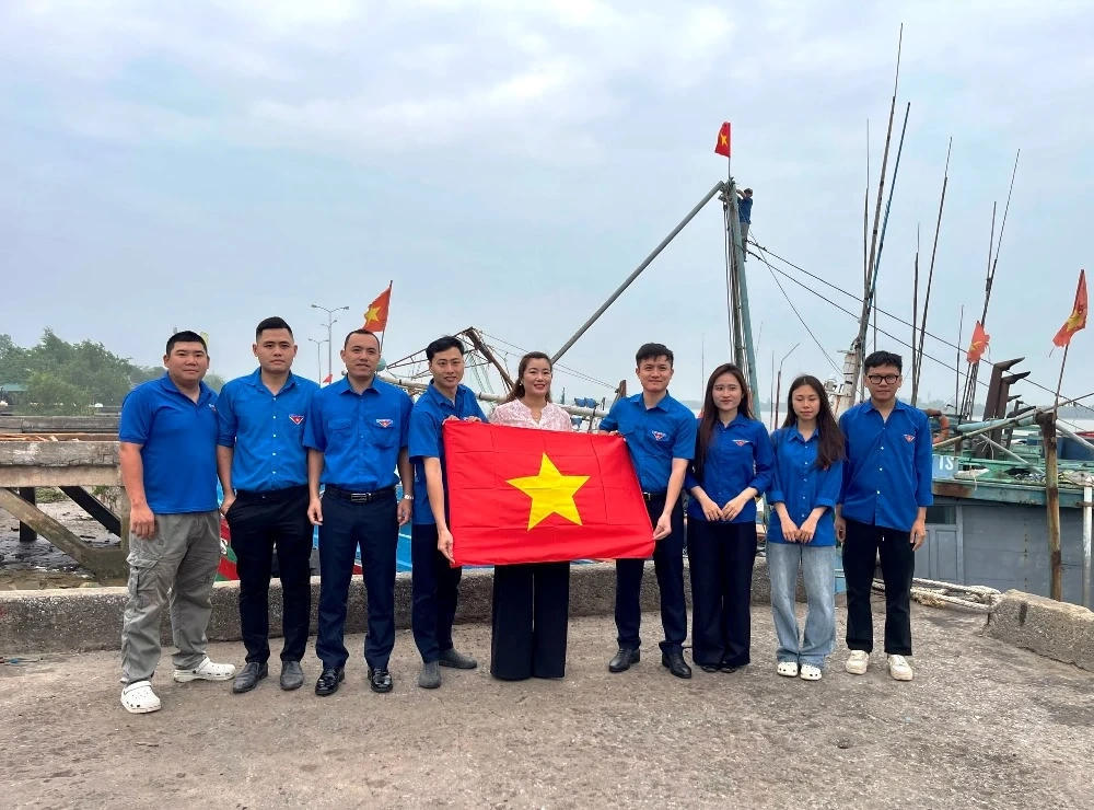 Việc tặng cờ Tổ quốc góp phần khơi dậy tinh thần yêu nước, tiếp thêm động lực vươn khơi, bám biển cho ngư dân.