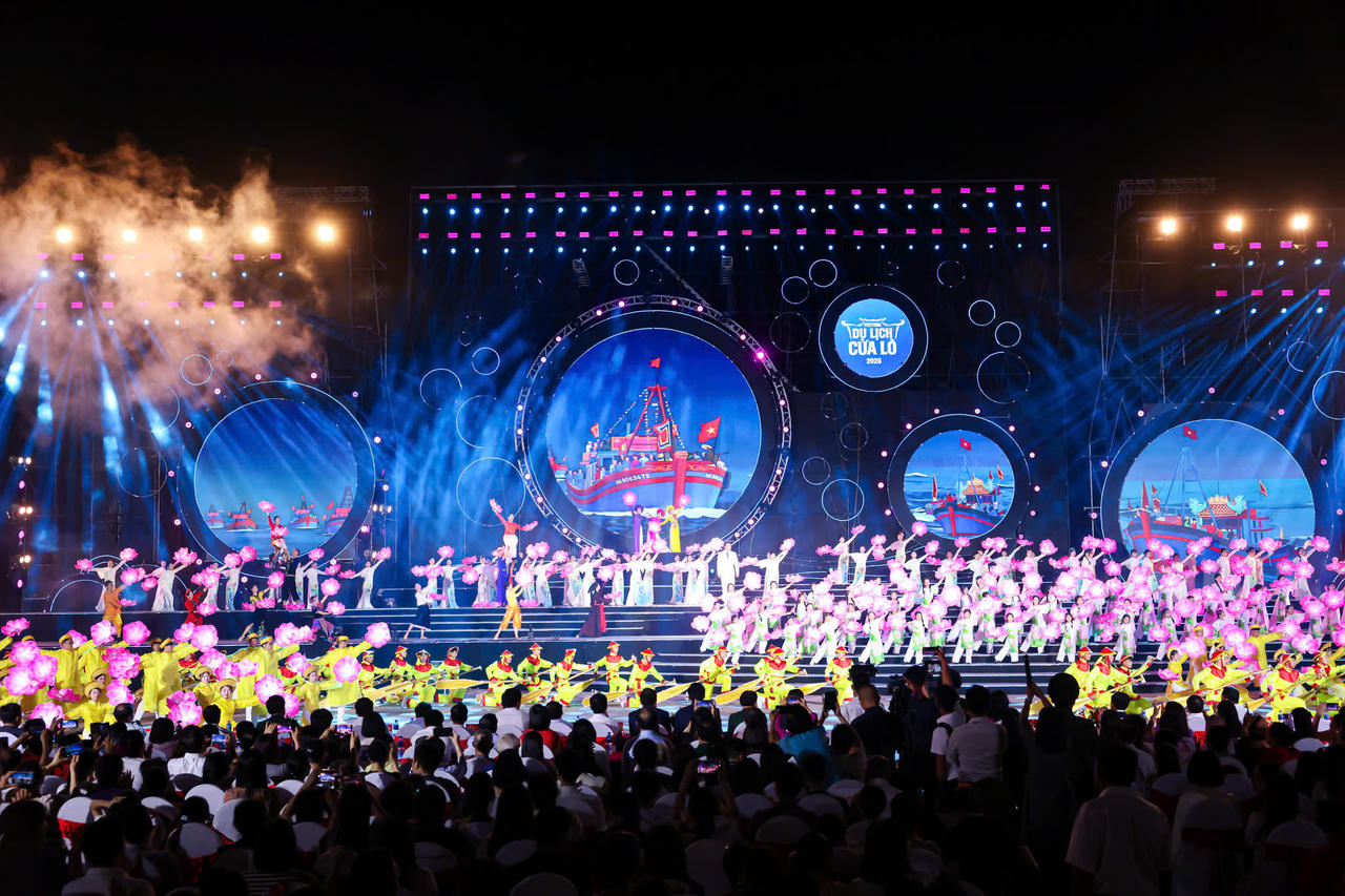 Biểu diễn nghệ thuật tại Lễ khai mạc Festival Cửa Lò 2026. Ảnh: Võ Khánh