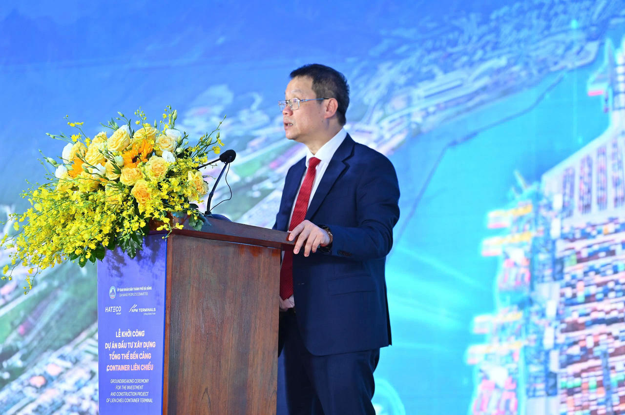 Chủ tịch UBND TP Đà Nẵng Nguyễn Mạnh Hùng cho biết, dự án đầu tư xây dựng tổng thể Bến cảng container Liên Chiểu là sự kết hợp giữa nguồn lực nhà nước và tâm huyết của khu vực tư nhân, hiện thực hóa các chủ trương về phát triển kinh tế tư nhân theo Nghị quyết số 68-NQ/TW ngày 04/5/2025 của Bộ Chính trị
