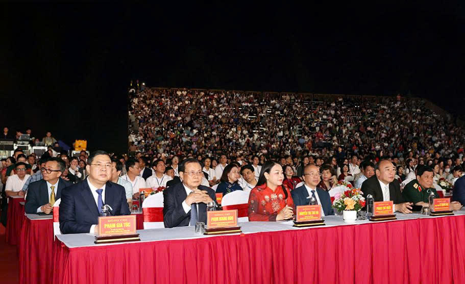 Các đại biểu dự khai mạc Lễ hội.