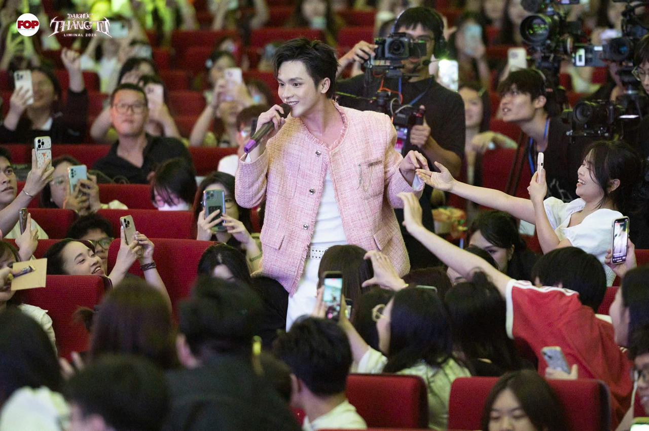 Anh bờ vai” Vương Bình khuấy động sân khấu với màn trình diễn đầy cảm xúc. (Ảnh: BTC)