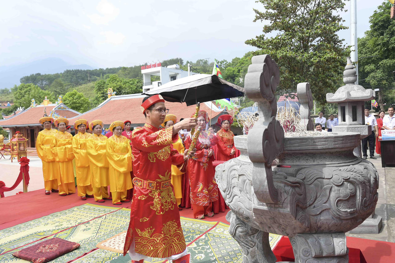 Chủ tịch UBND xã Trịnh Tường Nguyễn Bá Cảnh thực hiện nghi thức dâng hương.