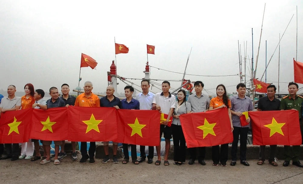 Lãnh đạo tỉnh Thanh Hóa cùng&nbsp;Quỹ “Kết nối yêu thương - Lan tỏa nhân ái” trao 1.016 lá cờ Tổ quốc cho ngư dân Sầm Sơn.
