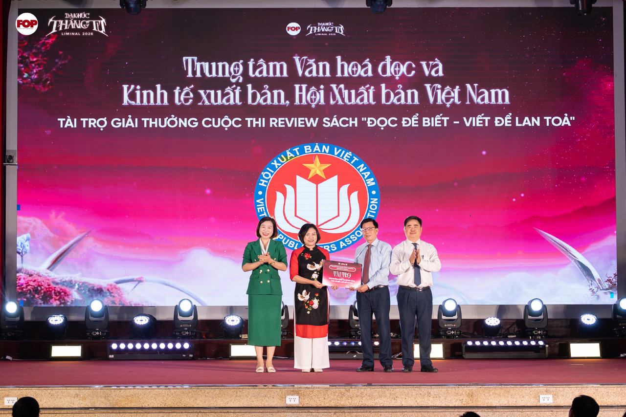 PGS, TS Phạm Huy Kỳ, Phó Giám đốc Trung tâm Văn hóa đọc và Kinh tế xuất bản, Hội Xuất bản Việt Nam trao tặng tài trợ cho cuộc thi “Đọc để biết - Viết để lan tỏa”. (Ảnh: BTC)