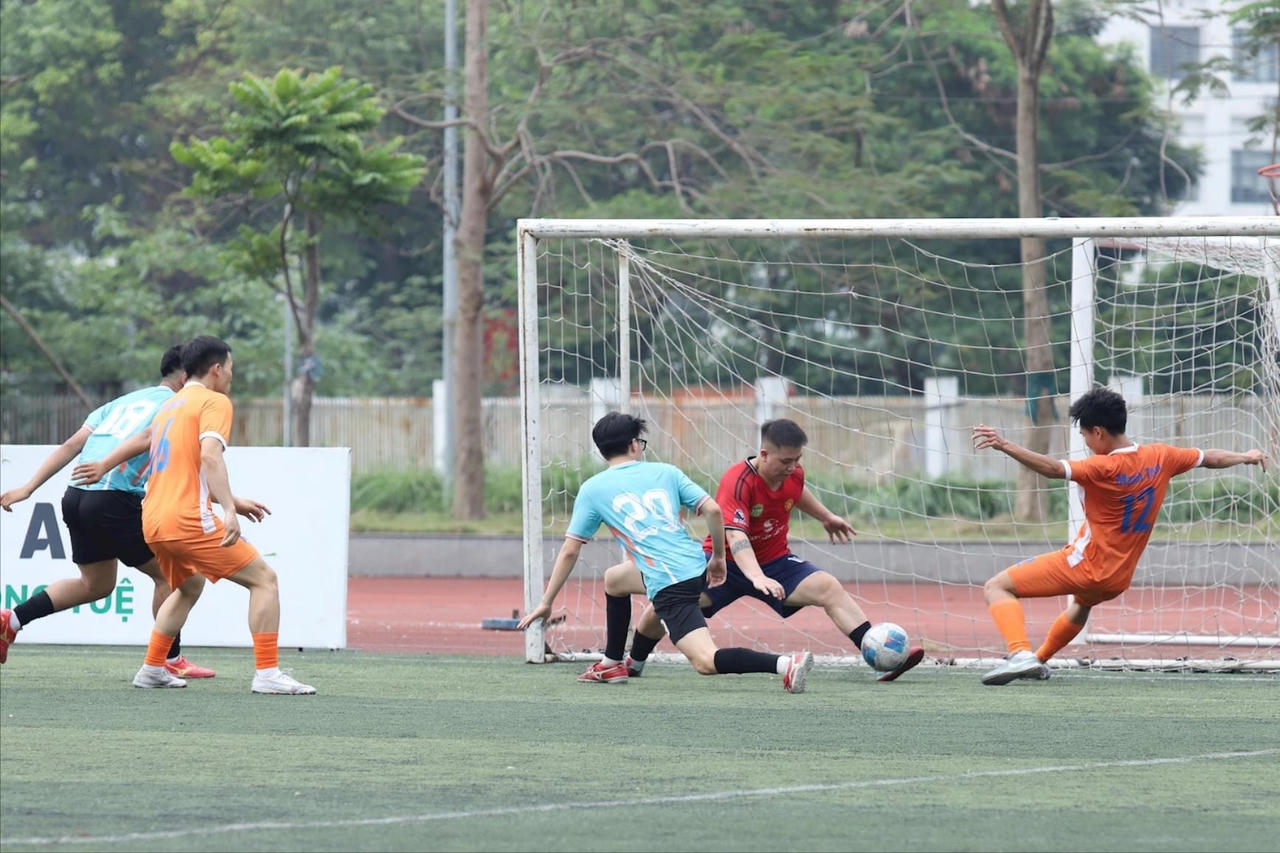 Trận đấu chung kết giữa Đông Mỹ FC và Trẻ Thượng Cát FC. Ảnh: Hải Lâm