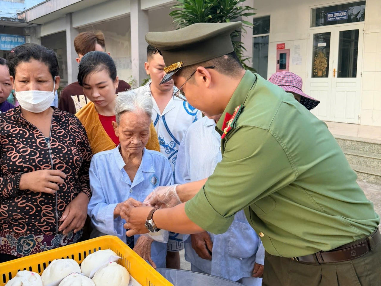 Lan tỏa yêu thương từ những suất ăn nghĩa tình cho bệnh nhân nghèo
