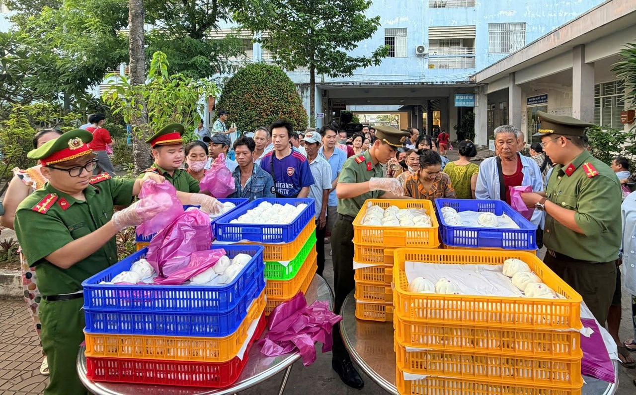 Hàng trăm suất ăn được chuẩn bị phát cho bệnh nhân nghèo tại Bệnh viện Y dược cổ truyền Kiên Giang vào sáng thứ Bảy ngày 25/4.