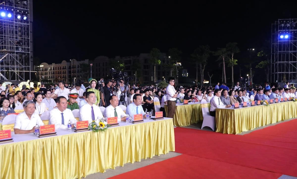 Các đại biểu tham dự lễ khai mạc.