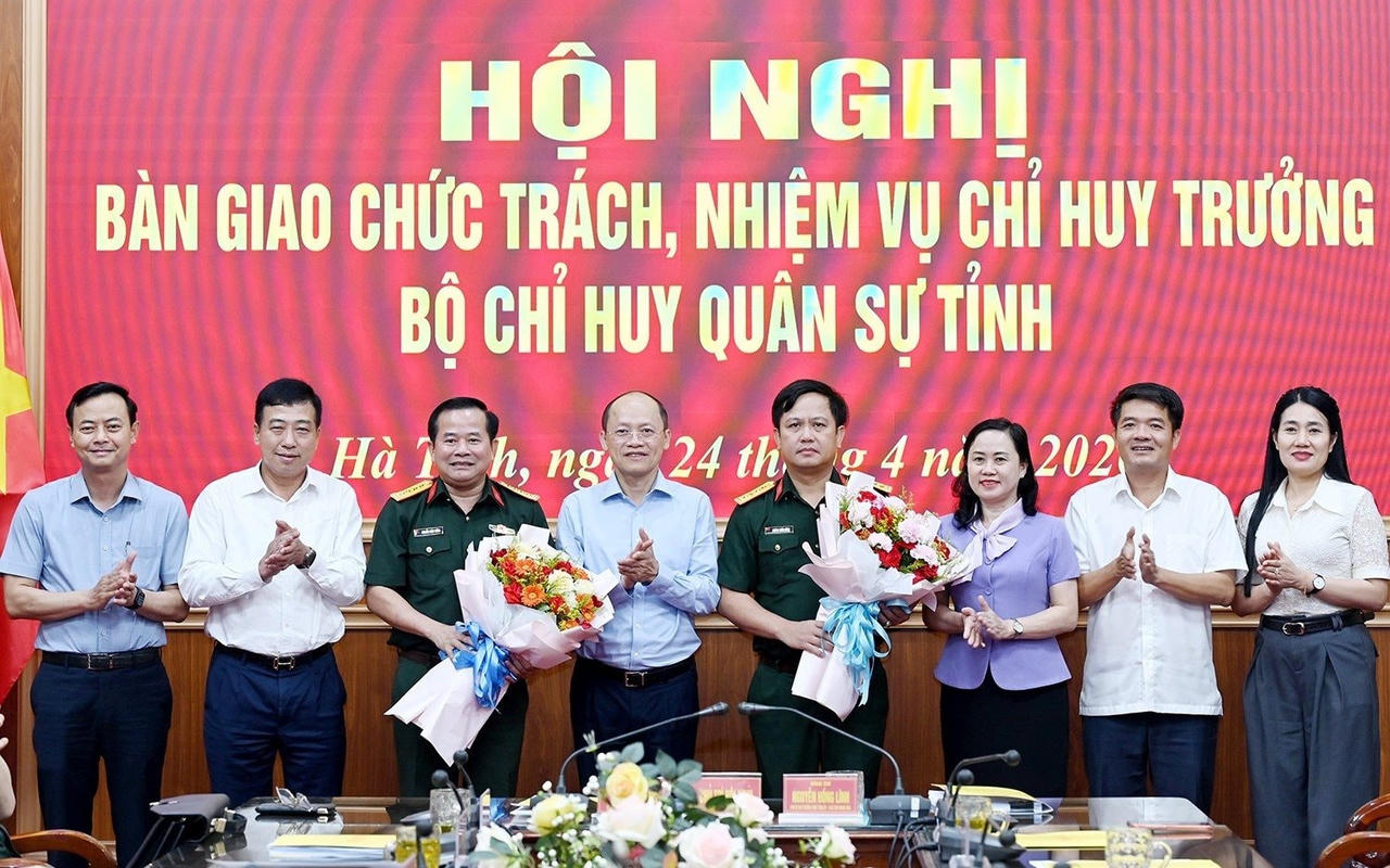 Ông Nguyễn Hồng Lĩnh - Phó Bí thư Thường trực Tỉnh ủy, Chủ tịch HĐND tỉnh Hà Tĩnh cùng các đồng chí lãnh đạo tỉnh tặng hoa chúc mừng Đại tá Nguyễn Xuân Thắng và Đại tá Hoàng Xuân Đông.