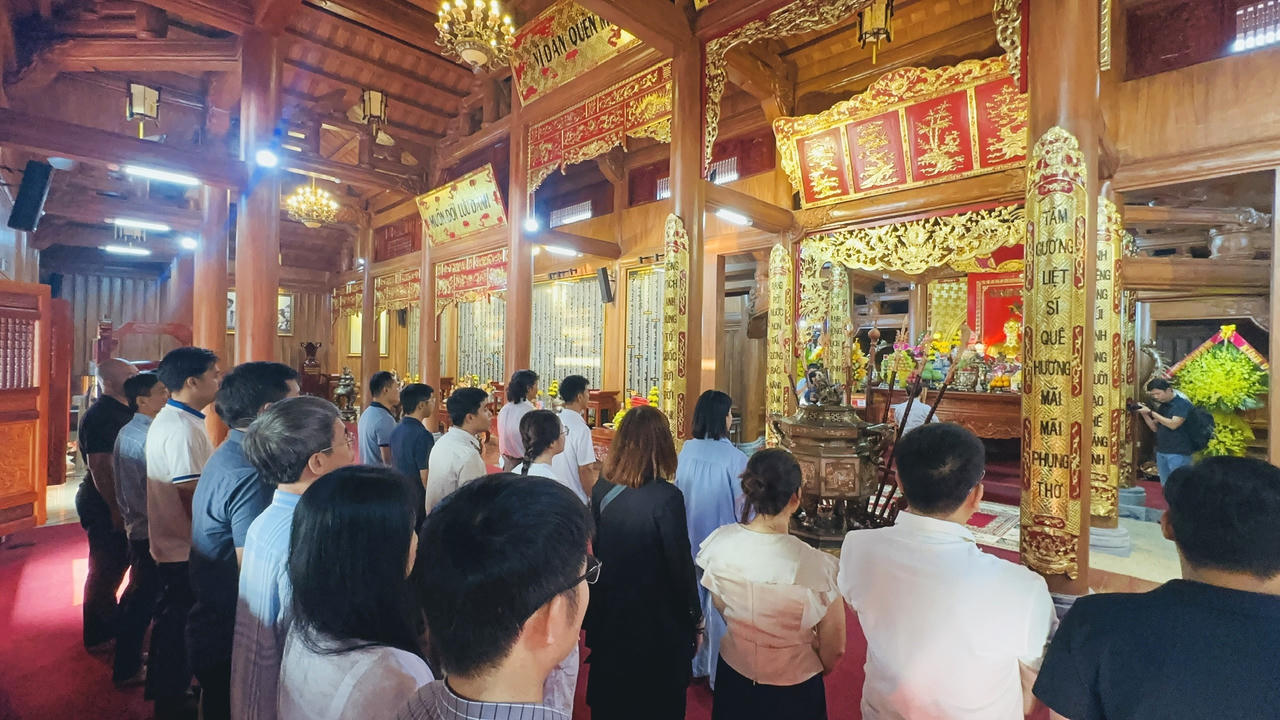 Đoàn dâng hương tại Đền thờ Bác Hồ và các Anh hùng liệt sĩ.