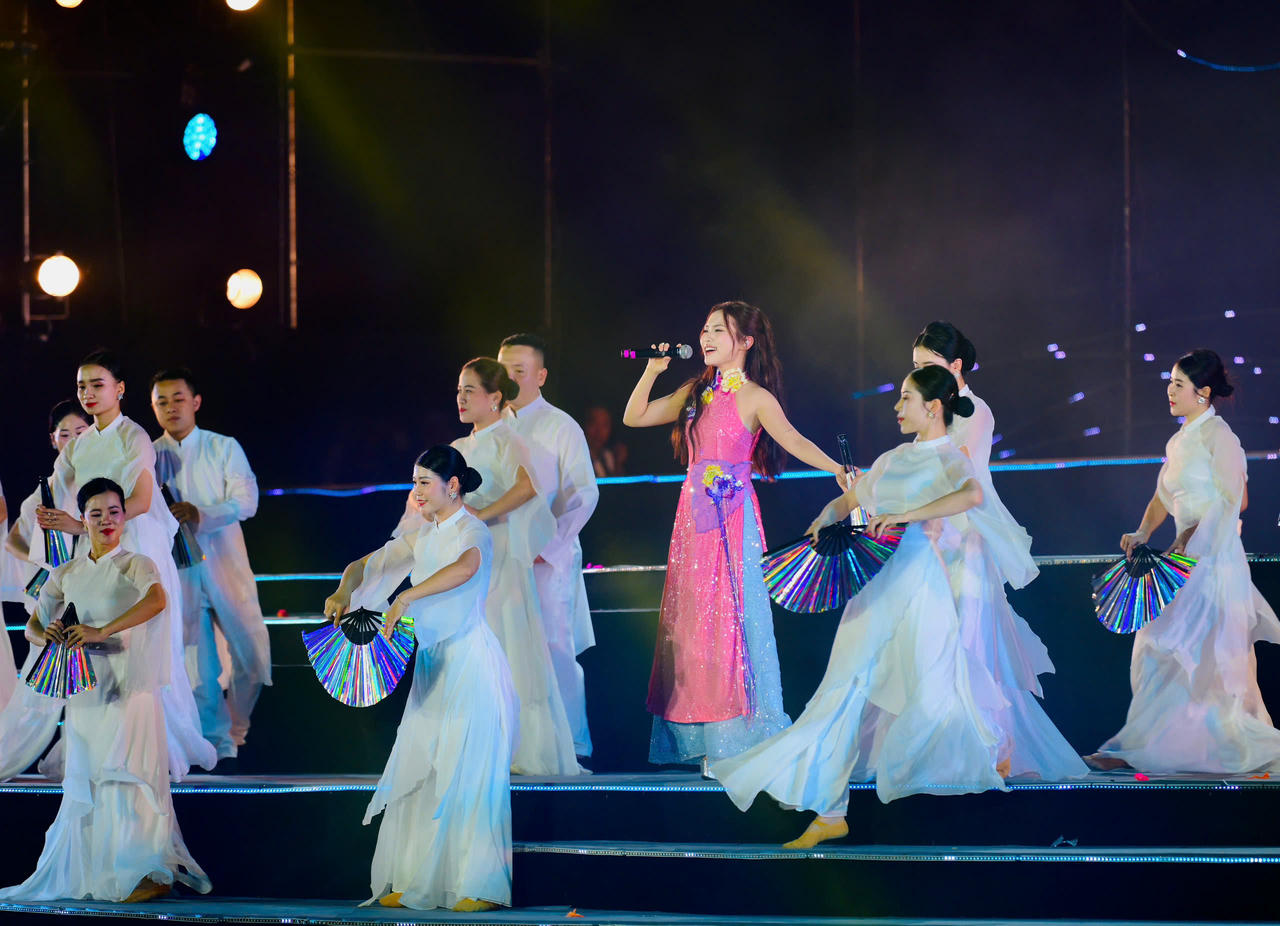 Ca sỹ Phương Mỹ Chi biểu diễn tại chương trình. Ảnh: Võ Khánh