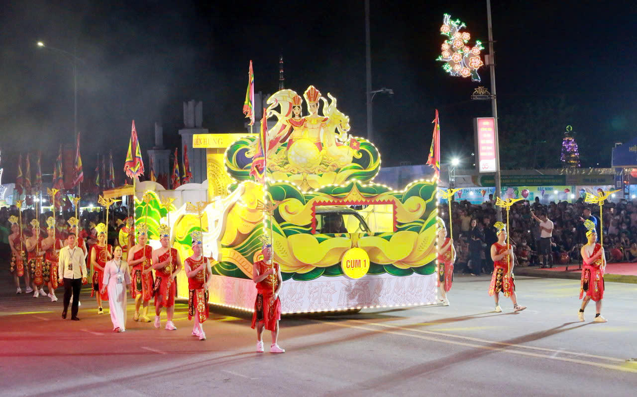 Tâm điểm của chương trình là màn diễu hành quy mô lớn với sự tham gia của 18 đoàn đại diện các địa phương.&nbsp;Ảnh: Ngọc Phúc