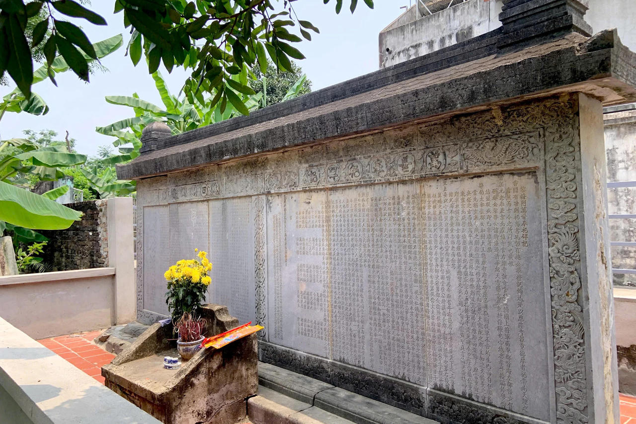 Tấm bia&nbsp;“Vạn thế phụng tự bia ký”.