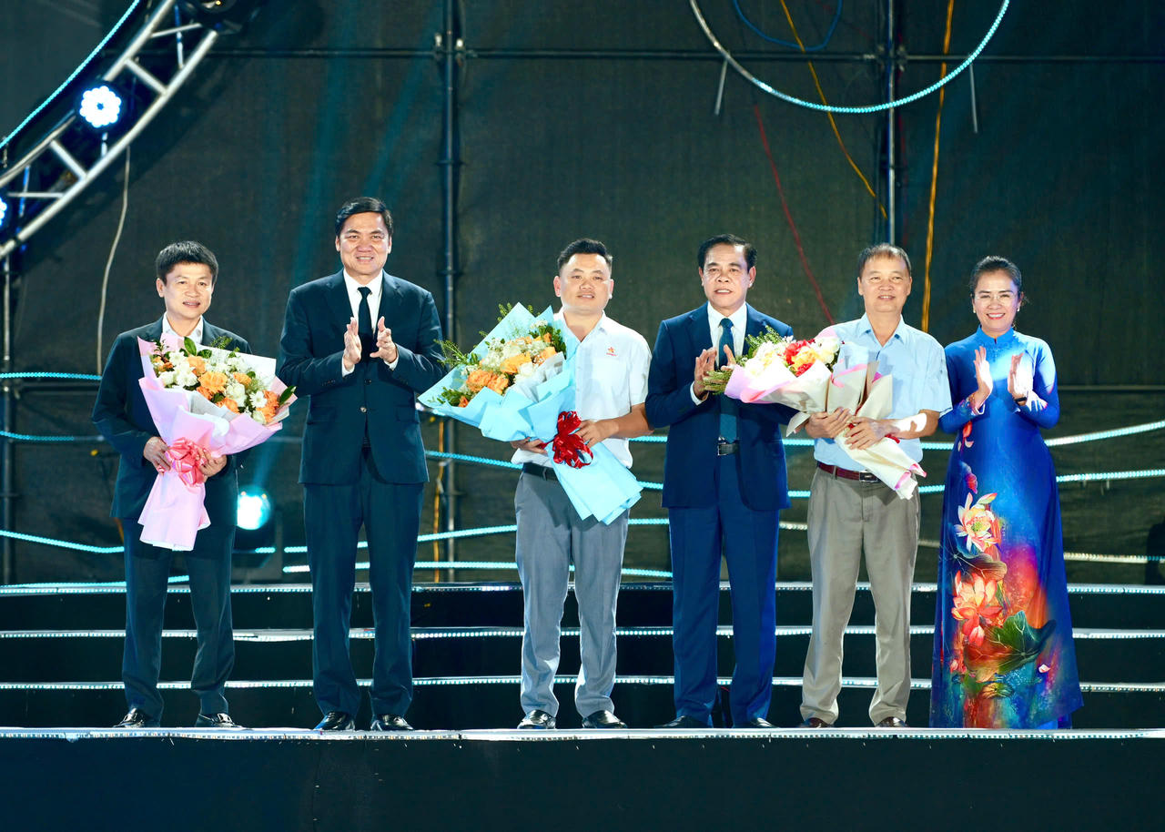 Lãnh đạo tỉnh Nghệ An tặng hoa tri ân các nhà tài trợ cho Festival Cửa Lò 2026.