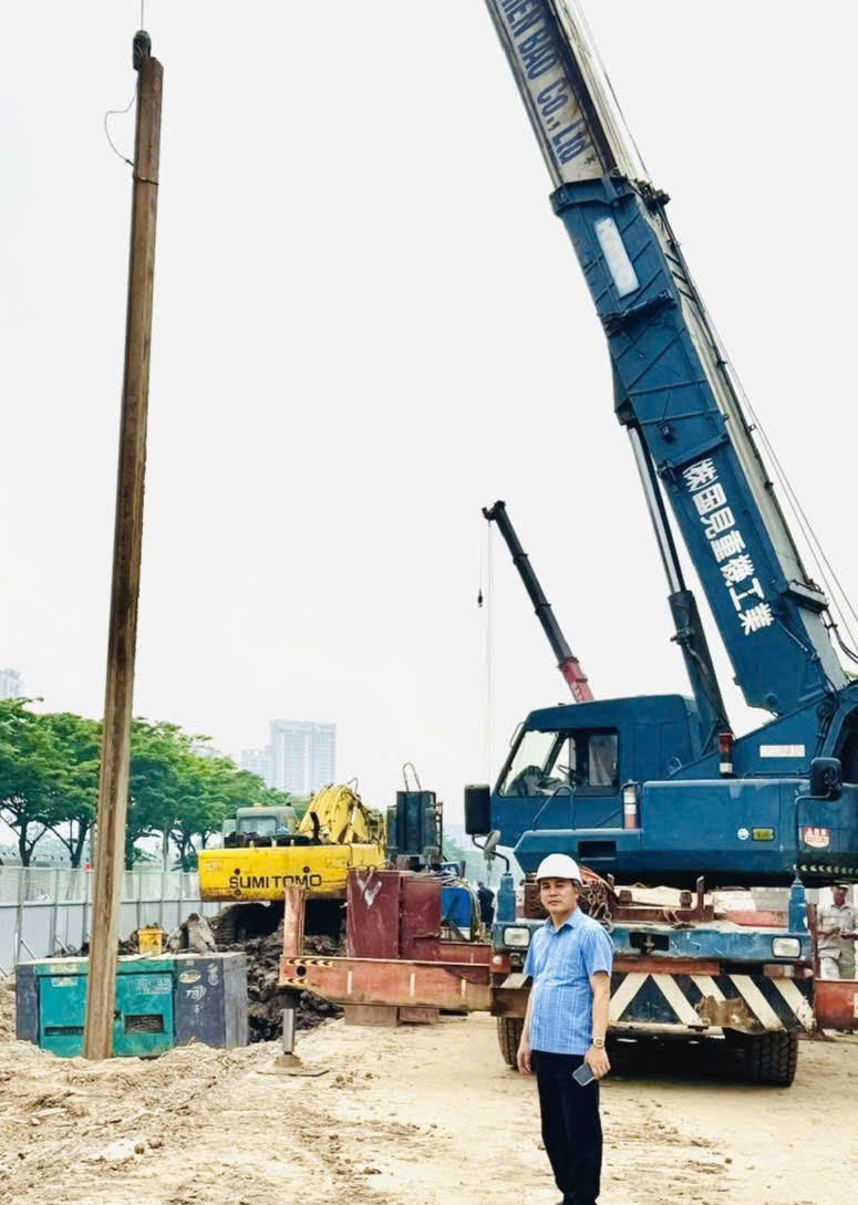 Ông Trần Văn Phúc - đại diện đơn vị thi công tại công trình chiều 25/4&nbsp;