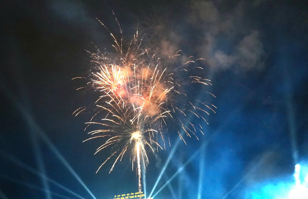 Pháo hoa rực sáng trên bầu trời Bảo Ninh, khép lại đêm nghệ thuật.