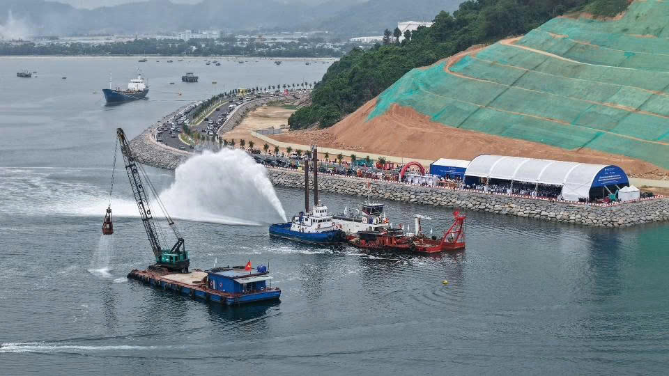 Siêu cảng container hơn 45.000 tỷ đồng chính thức khởi công.