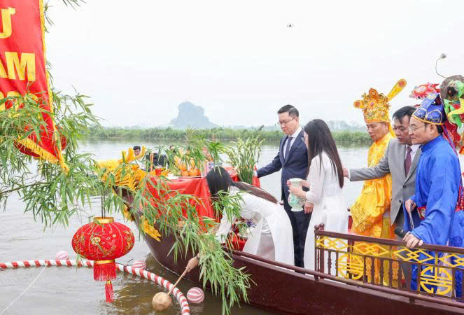 Các đồng chí lãnh đạo tỉnh và các đại biểu thực hiện nghi thức rước nước trên sông Hoàng Long.