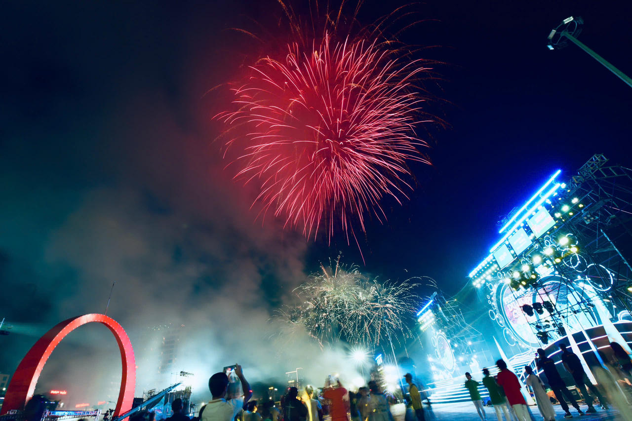 Màn pháo hoa rực rỡ khép lại chương trình khai mạc Festival Cửa Lò 2026. Ảnh: Võ Khánh
